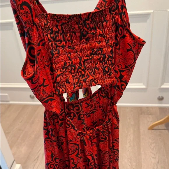 Chic Backless Red Dress with Black Pattern - Picture 4 of 5